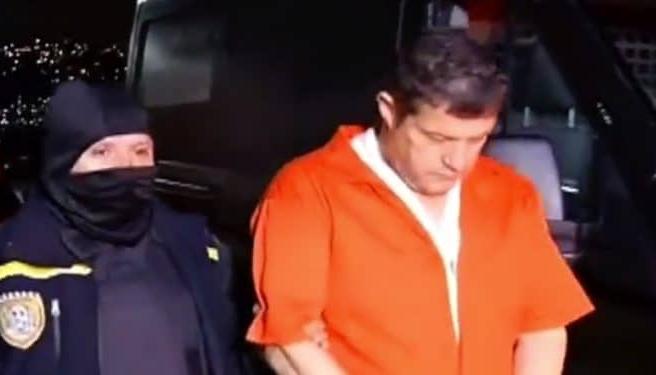 El colombiano Álvaro Pulido, esposado y con uniforme naranja, cuando era ingresado a un tribunal de Venezuela.