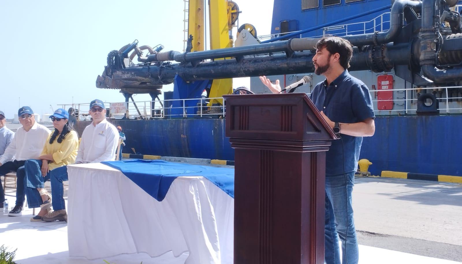 Alcalde Jaime Pumarejo en discurso tras firma del contrato de dragado para el Puerto.