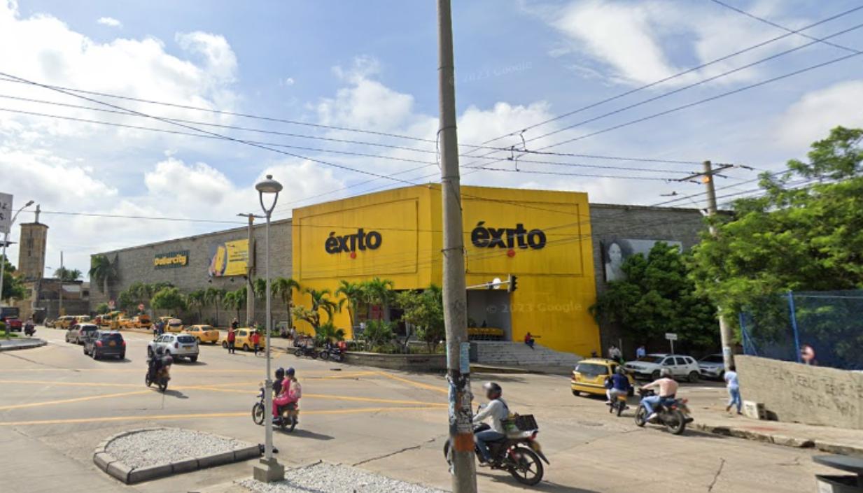 La joyería asaltada está ubicada dentro del almacén Éxito San Francisco. 