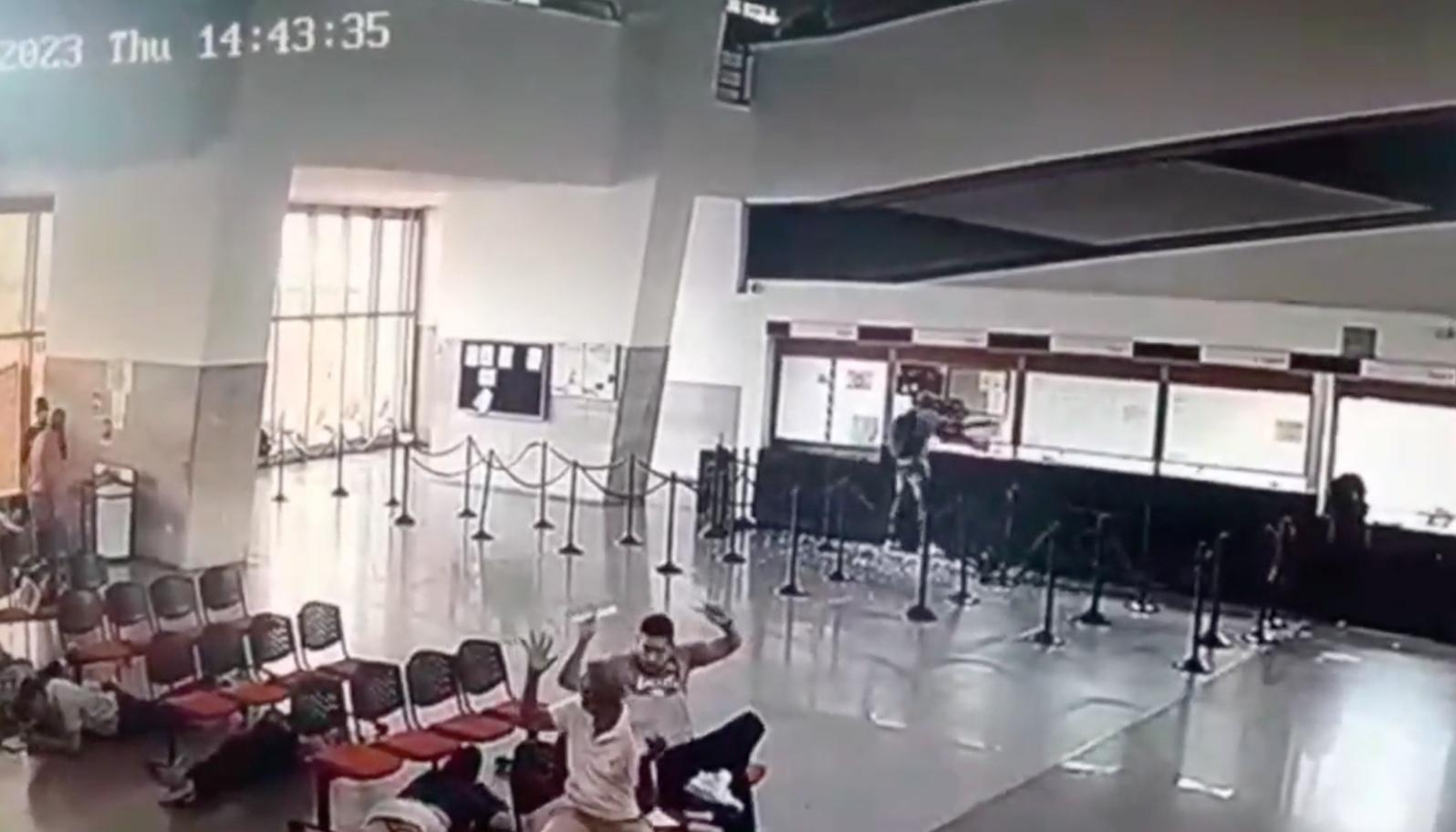 Momento del asalto en la Oficina de Instrumentos Públicos, en Cali. 