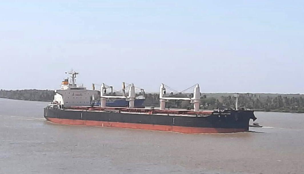 El buque ingresando al puerto de Barranquilla.