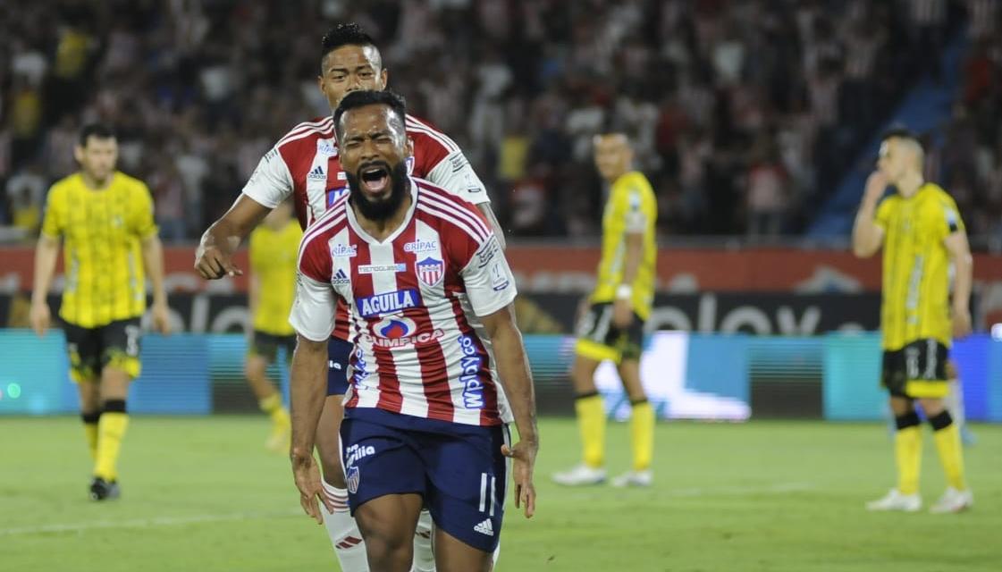 Luis 'Cariaco' González celebrando el gol juniorista.