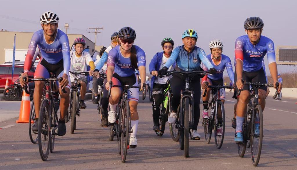 Ciclistas de la ciclorruta de la Prosperidad 