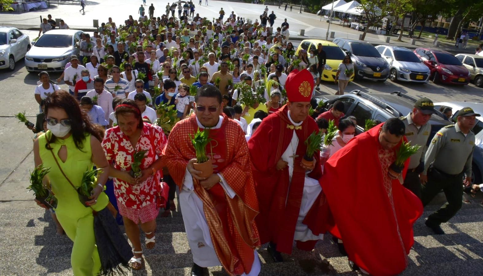 Monseñor Pablo Emiro Salas con la feligresía durante la celebración del Domingo de Ramos