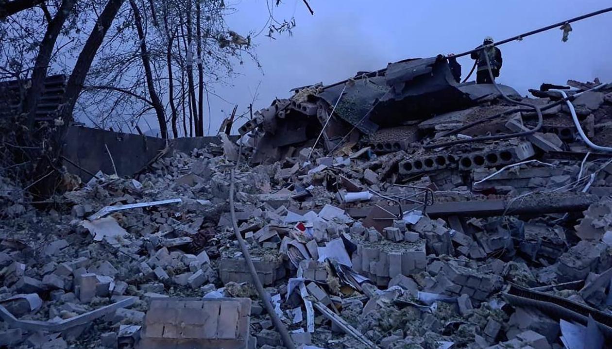 Así quedó el edificio tras el ataque con misil.