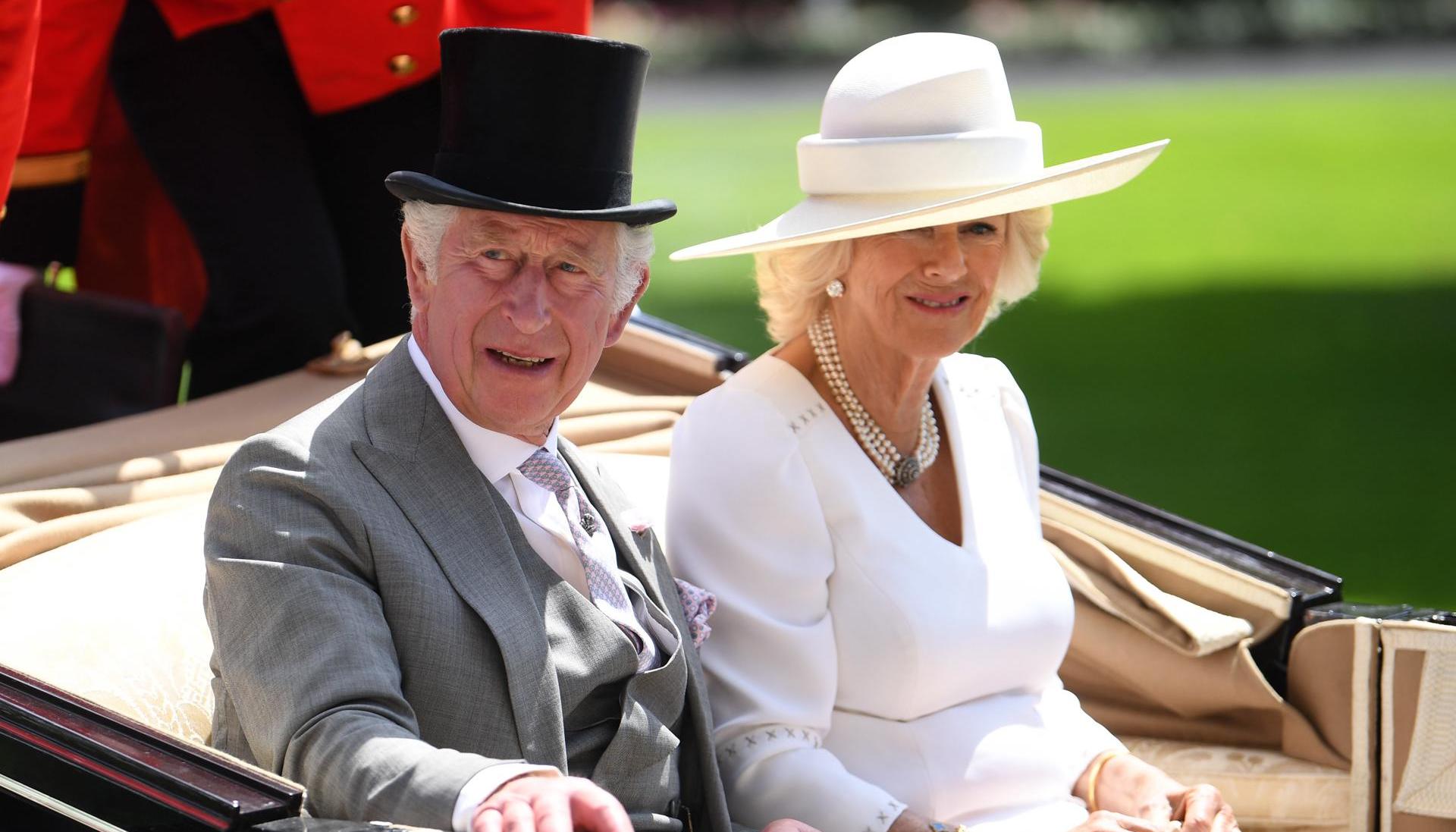 El Rey Carlos III del Reino Unido, junto a su esposa, Camila