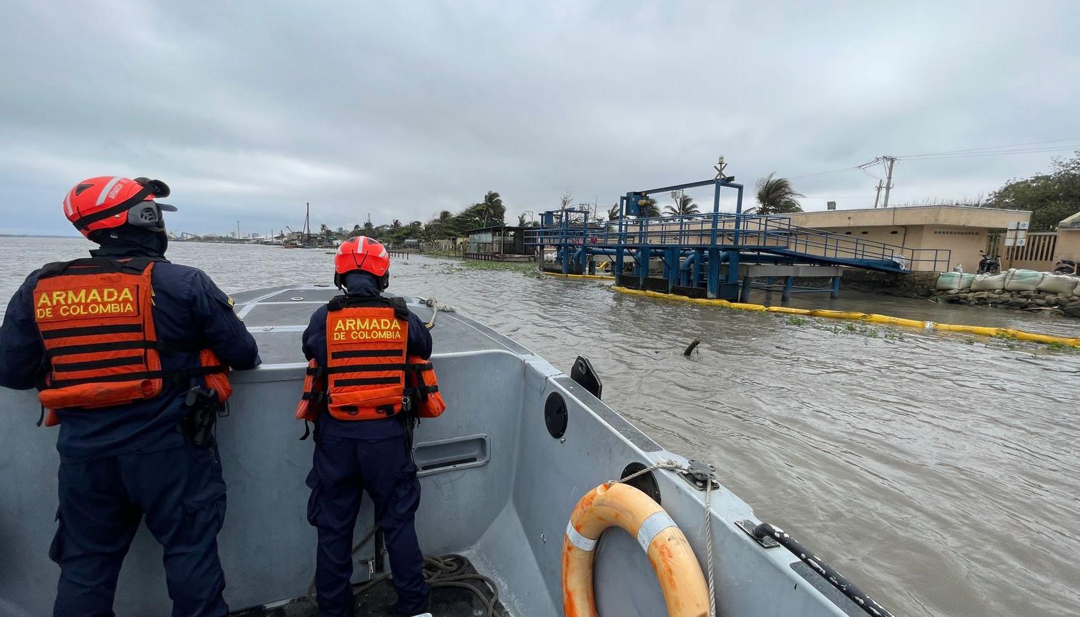 Dimar y la Armada atienen emergencia de contaminación en el río Magdalena.