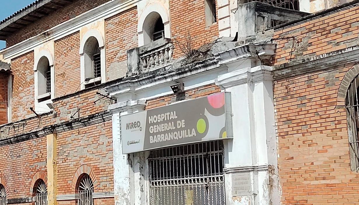 La mujer recibe atención médica en el Hospital General de Barranquilla. 