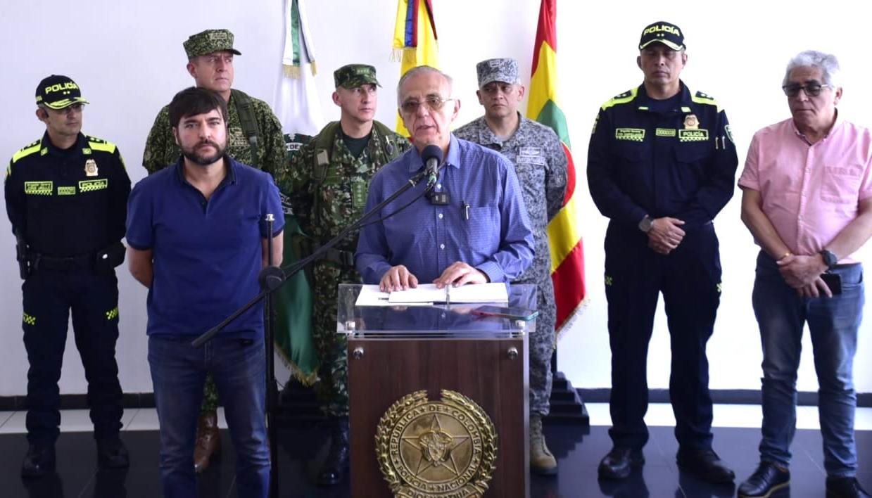 El Ministro Iván Velásquez y el Alcalde Jaime Pumarejo, explicando las acciones.