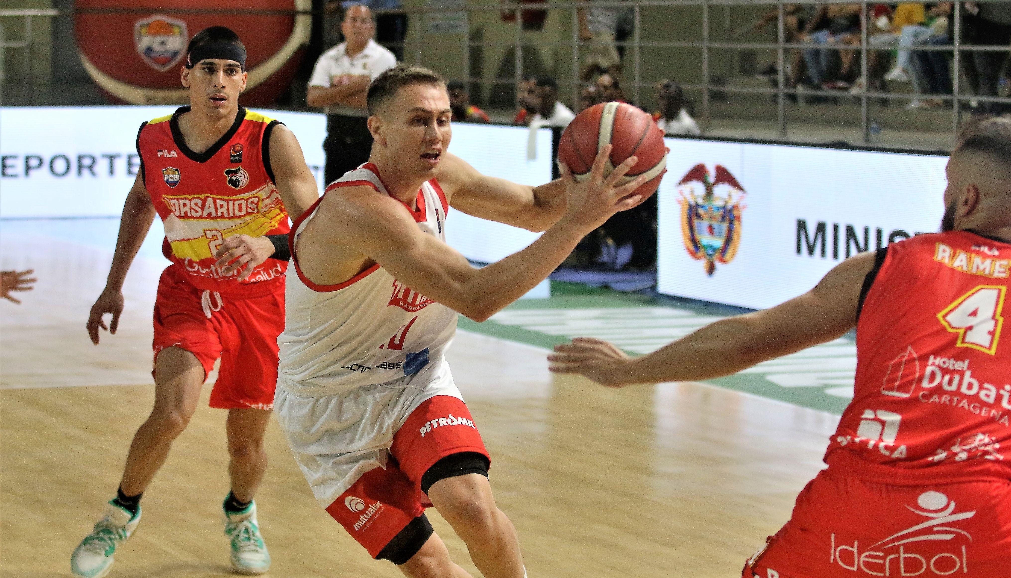 El argentino Nacho Laterza anotó 12 puntos en su debut con Titanes.