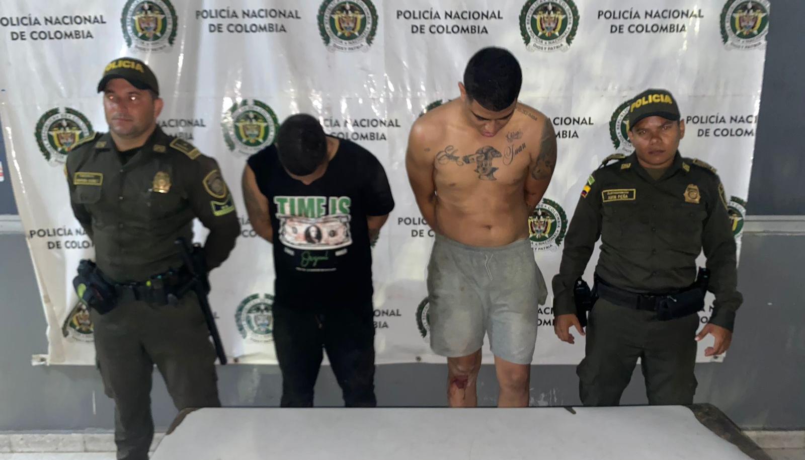 Los dos capturados tras la balacera. 
