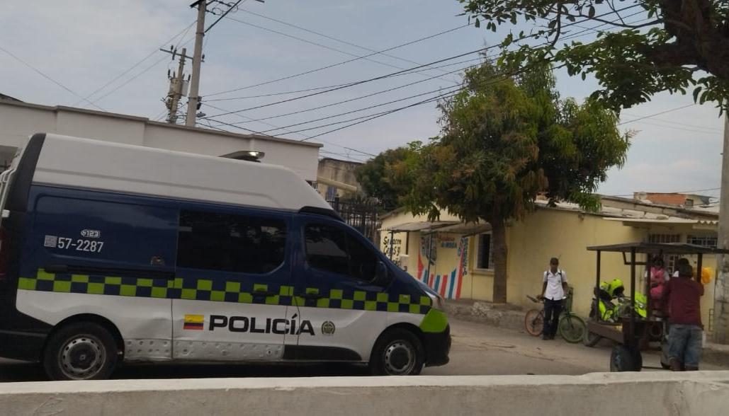 La Policía llegó al lugar de los hechos tras conocerse de la muerte del hombre. 