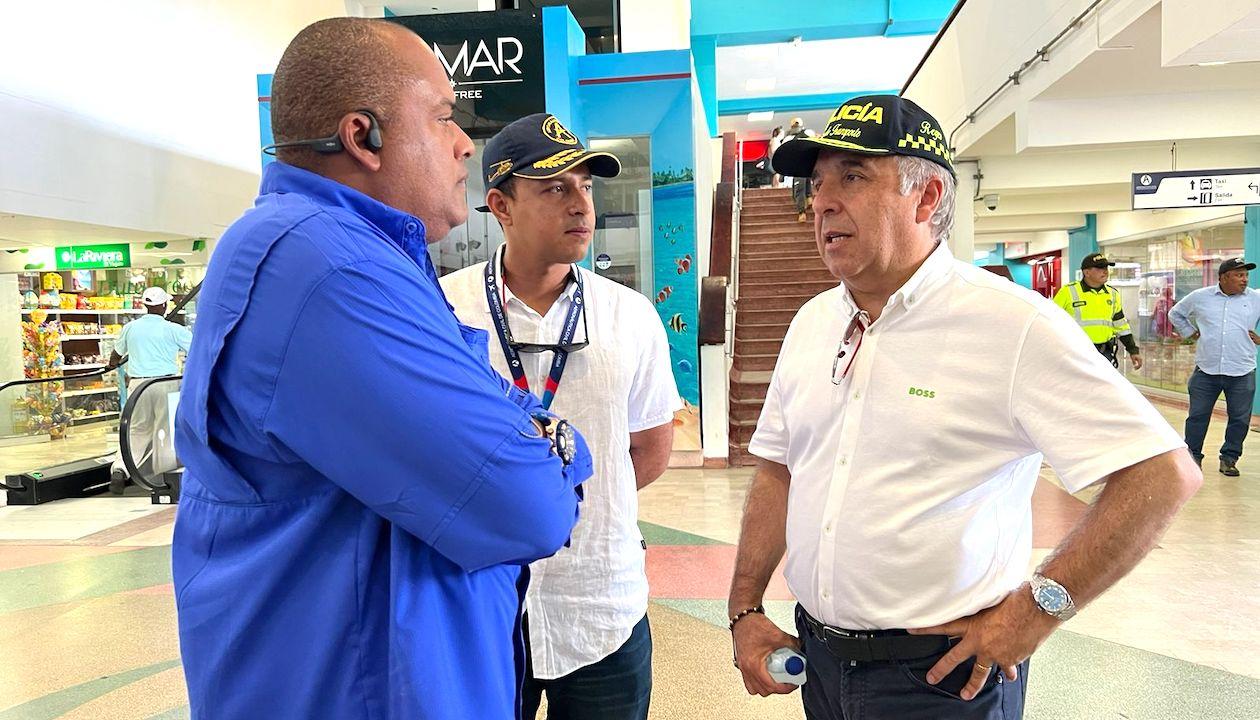 El Ministro de Transporte en el aeropuerto de San Andrés.