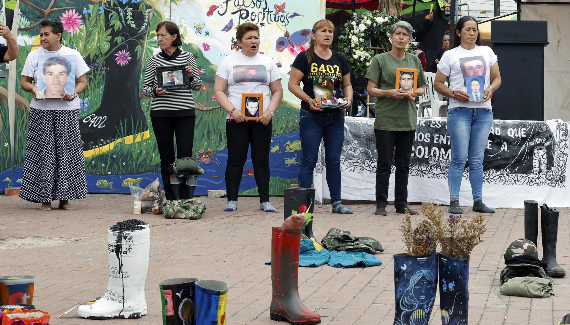 Madres de 'Falsos positivos', en la Plaza de Soacha.