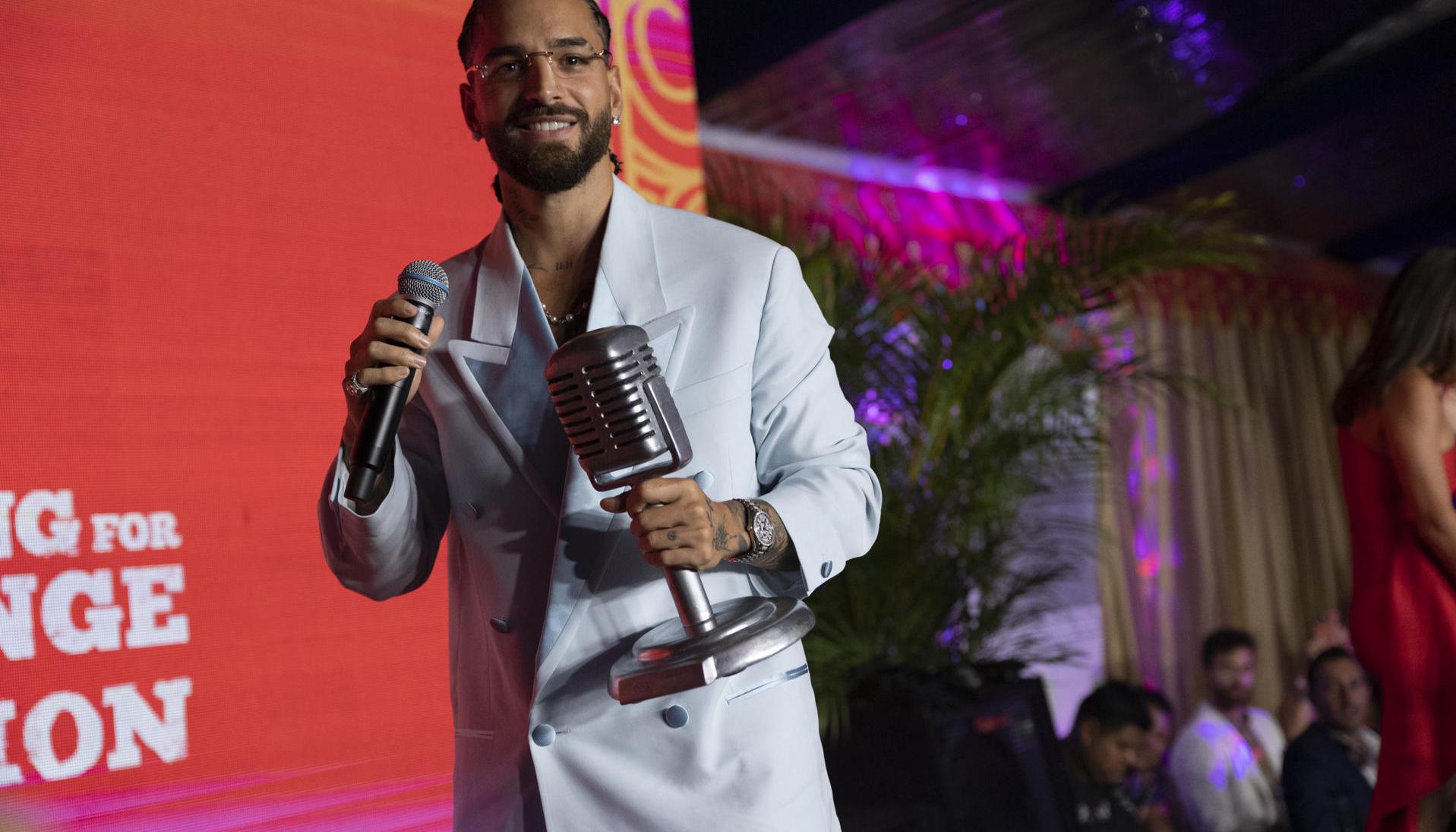 Maluma después de recibir un premio por su impacto filantrópico con su fundación "El Arte de los Sueños'.