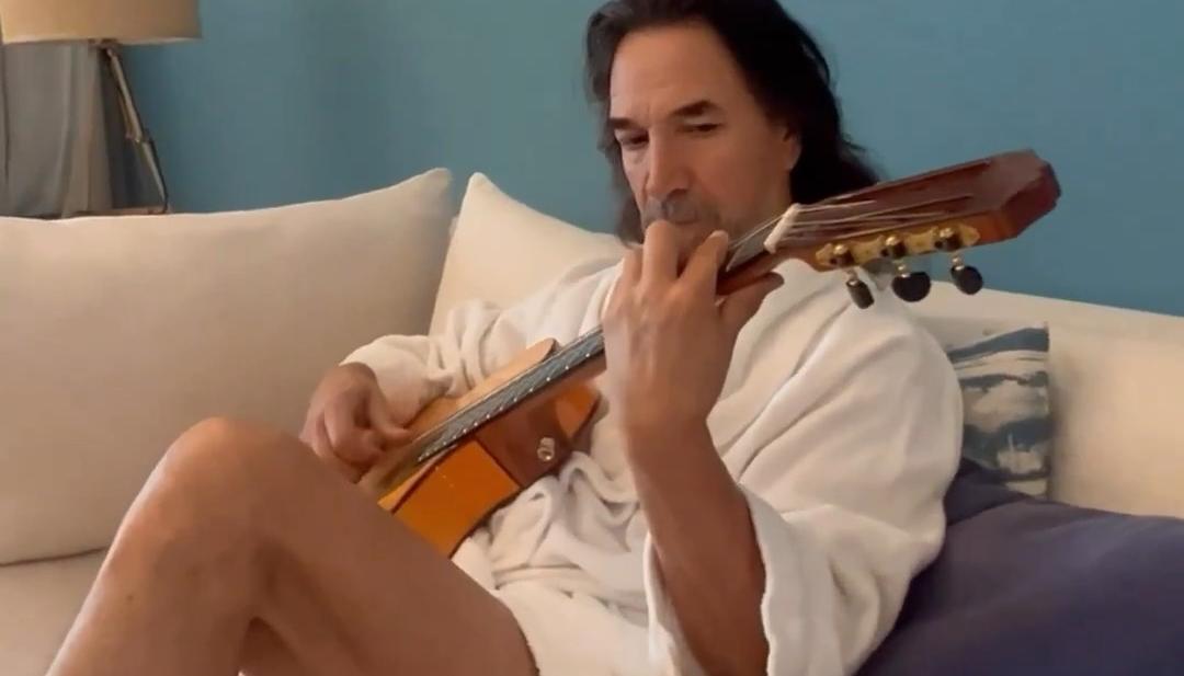 Marco Antonio Solís tocando su guitarra 