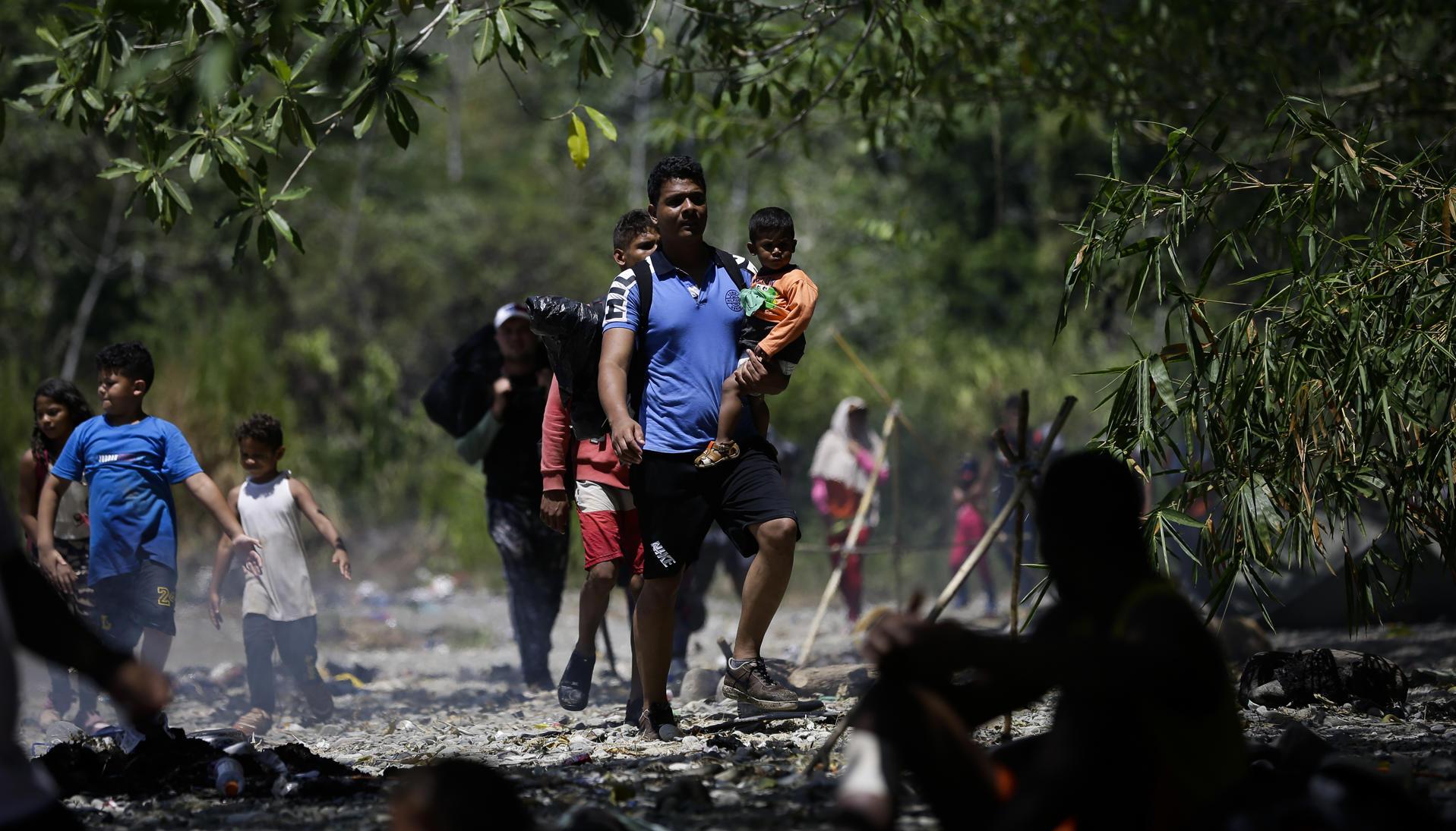 Migrantes atravesando la selva del Darién.