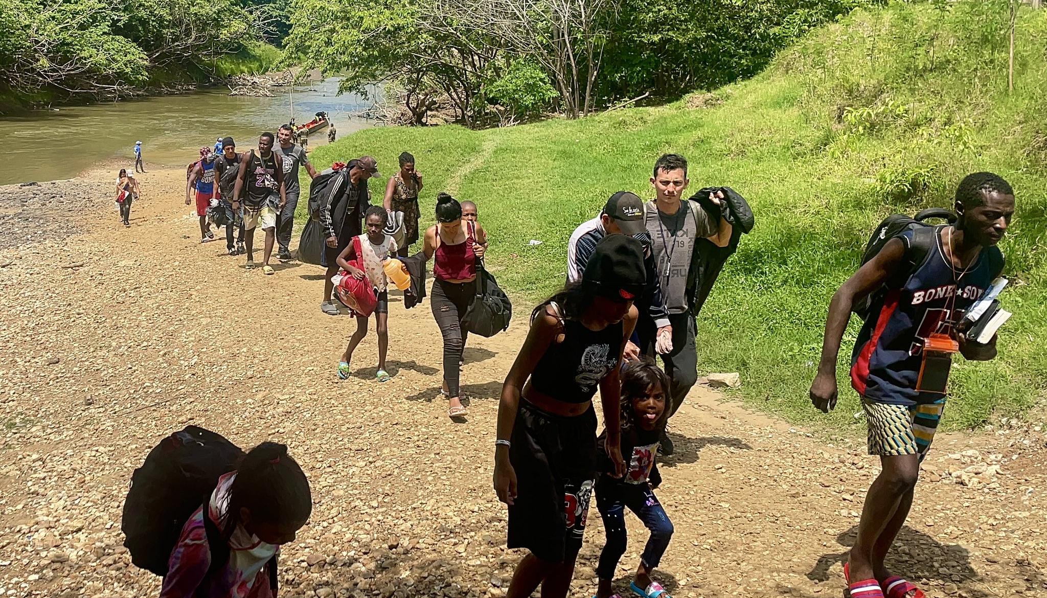 Migrantes cruzando el Darién.