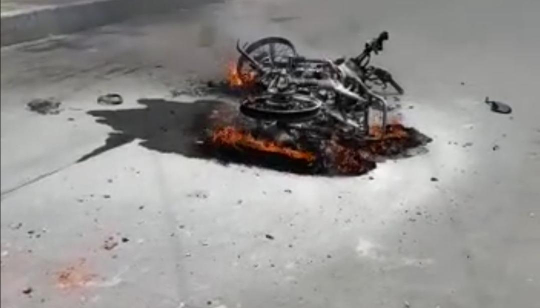 La moto quemada a los presuntos ladrones.