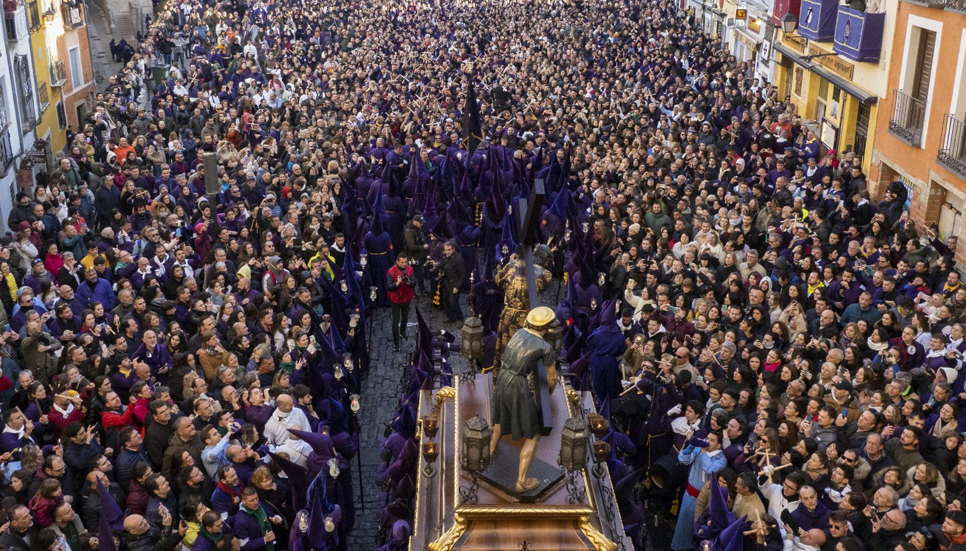 Procesión con miles de feligreses en Cuenca, España.