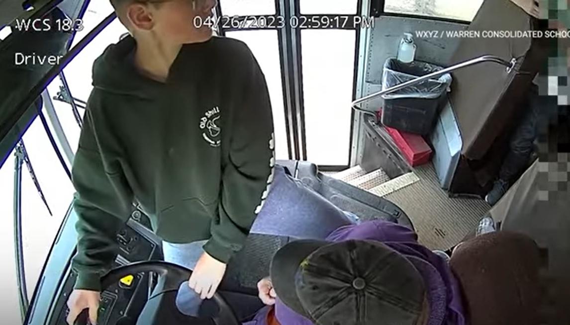 Niño detiene un autobús cuando su conductora pierde el conocimiento.