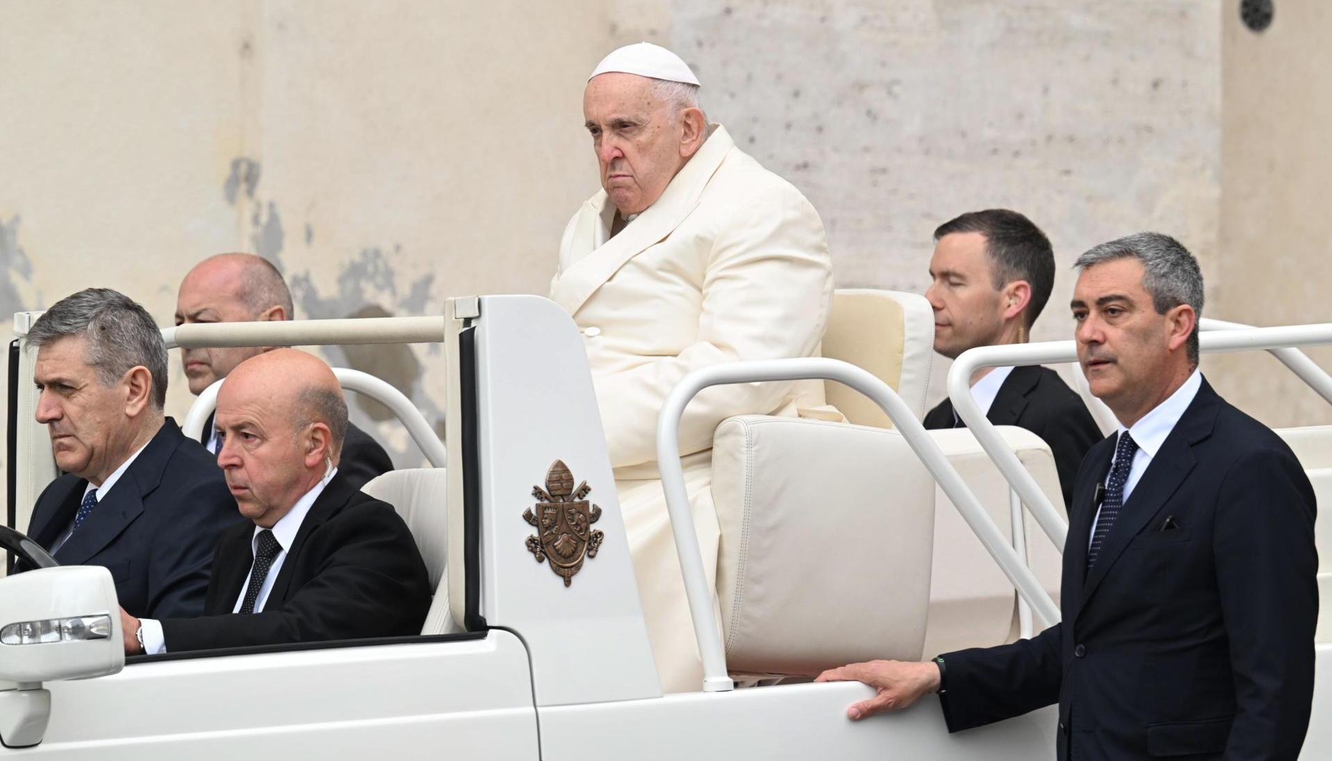 Papa Francisco llegando a presidir la misa del Domingo de Ramos.