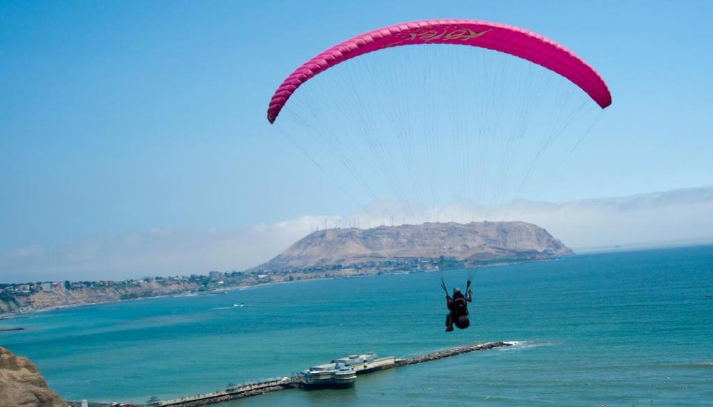 Parapente en el malecón de Miraflores