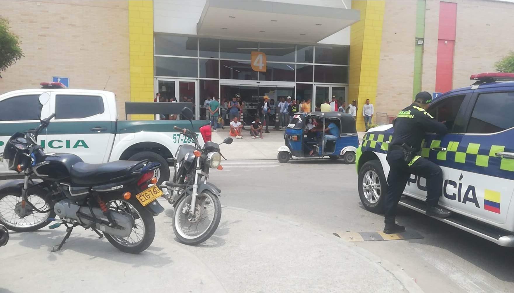 Policía vigilando el Centro Comercial Nuestro Atlántico.