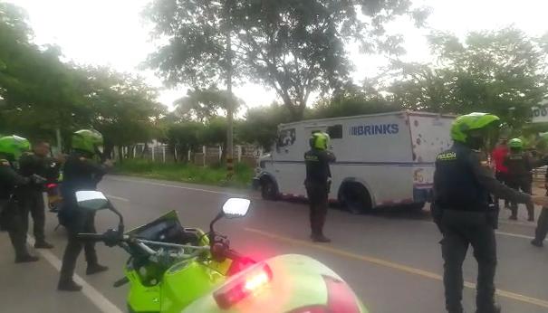 Policías rodean el camión de valores en cuyo interior permanecen los delincuentes