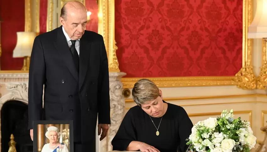 Verónica Alcocer en su viaje a Reino Unido, la acompaña el Canciller Álvaro Leyva.