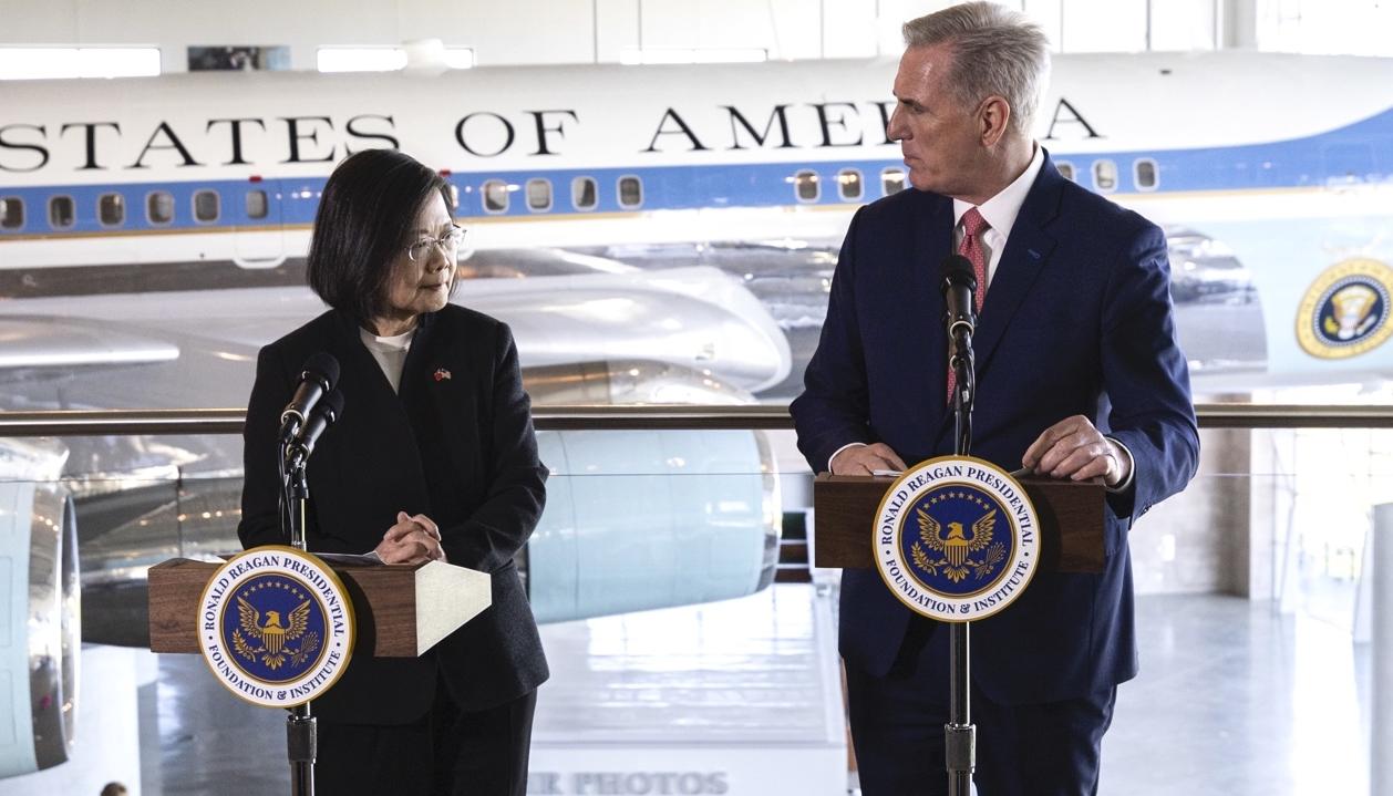 El encuentro de la Presidenta de Taiwán, Tsai Ing-wen con el presidente de la Cámara de EU, Kevin McCarthy.