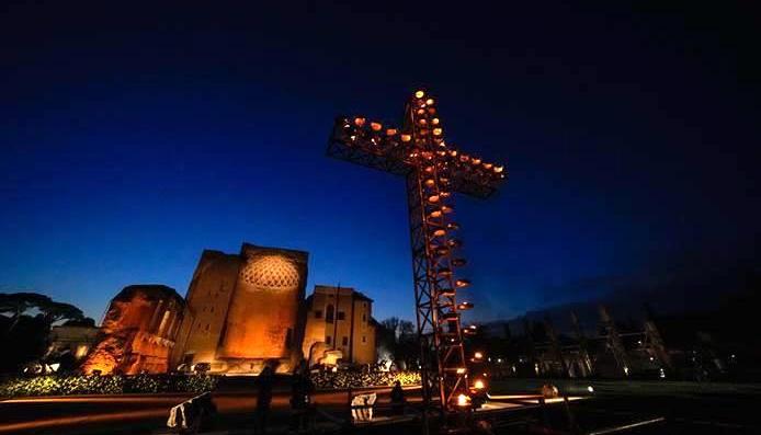 Imagen nocturna de la celebración del Vía Crucis.