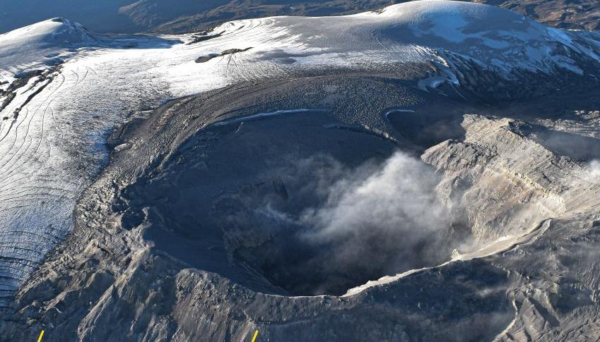 Actividad en el volcán Nevado del Ruiz captada este sábado.