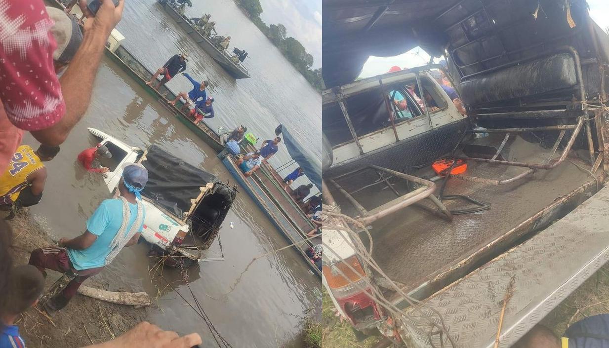 Rescatado el carro que cayó de un ferry al río.