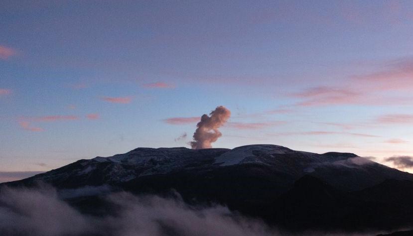 La actividad sísmica del volcán Nevado del Ruiz sigue en aumento.