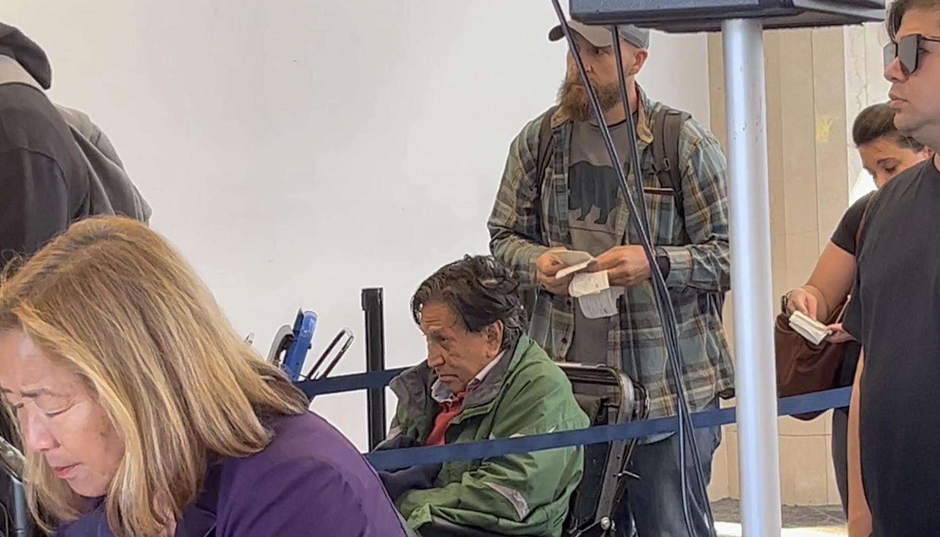 El expresidente Alejandro Toledo espera para volar desde el Aeropuerto Internacional de San Francisco al de Los Ángeles.