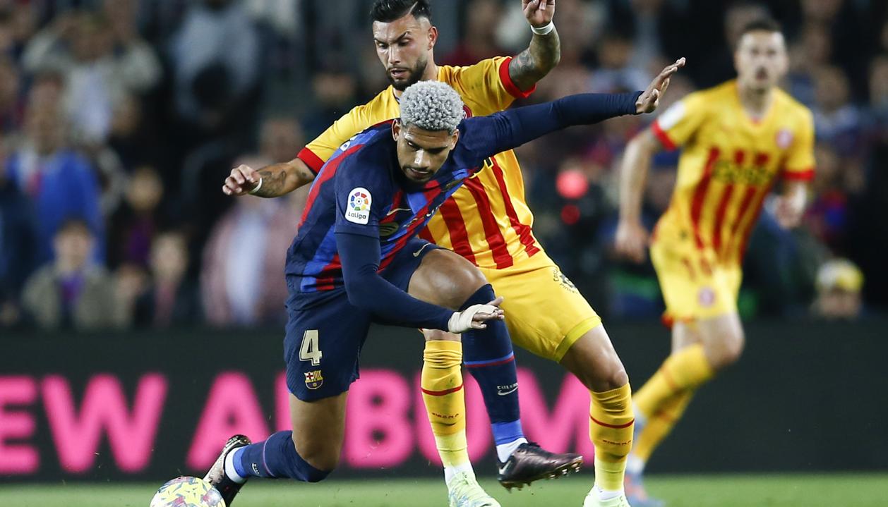Ronald Araújo se interpone en el avance de Taty Castellanos. 