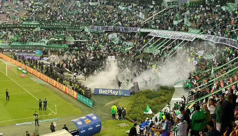Aspecto de los disturbios de este domingo en el estadio Atanasio Girardot.