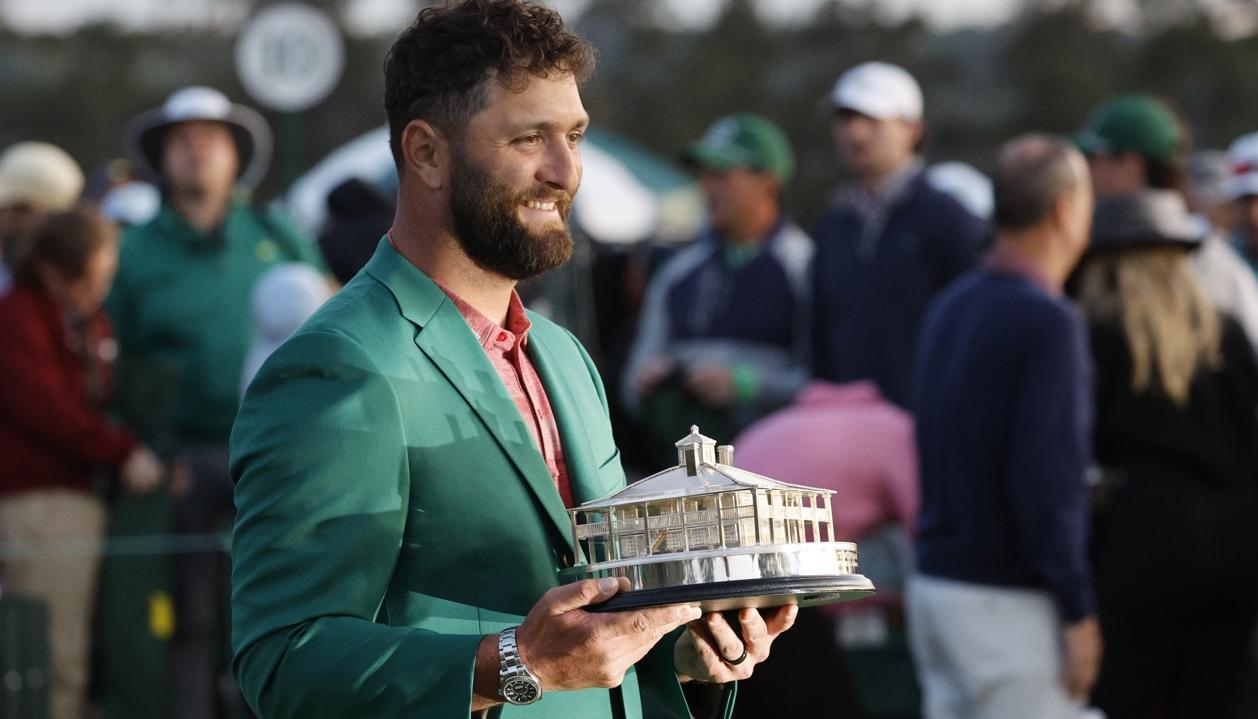 Jon Rahm con la chaqueta verde que lo identifica como campeón del Masters de Augusta. 