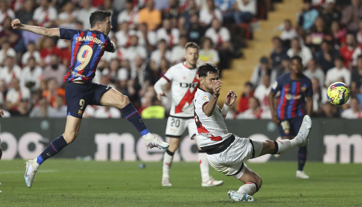 Robert Lewandowski marcó el gol del descuento para el Barcelona.  