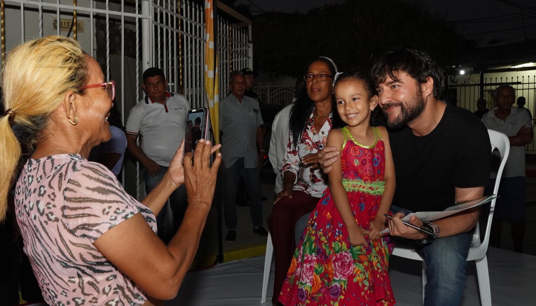 El Alcalde Jaime Pumarejo posa junto a una niña residente en el barrio Pumarejo donde entregó nuevas vías