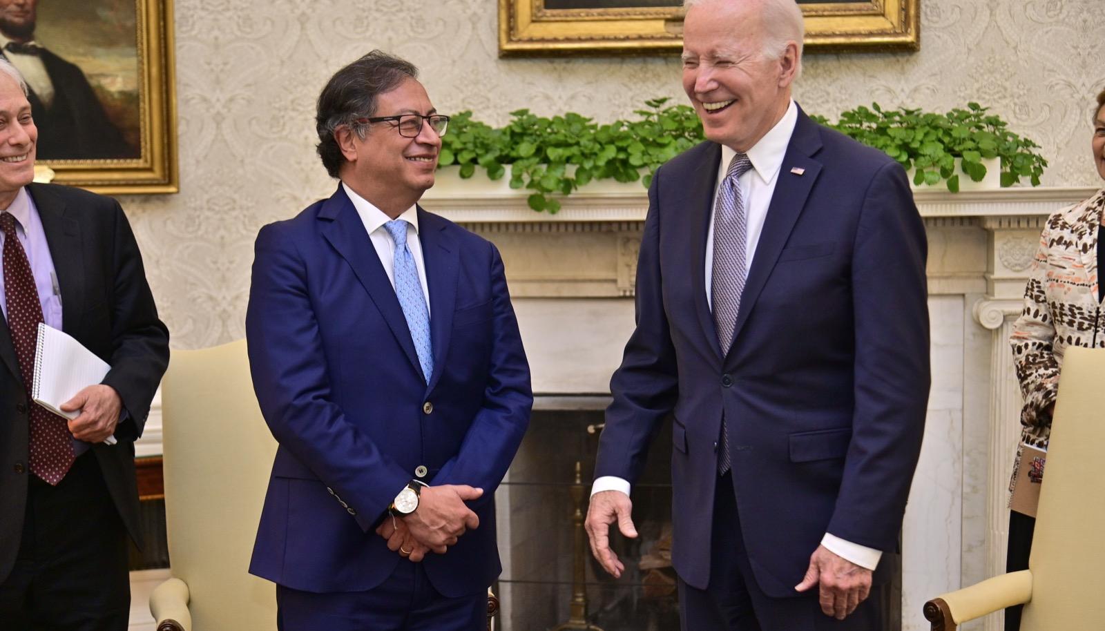 El Presidente Biden y su colega de Colombia, Gustavo Petro, sonríen en el Salón Oval de la Casa Blanca en donde se reúnen