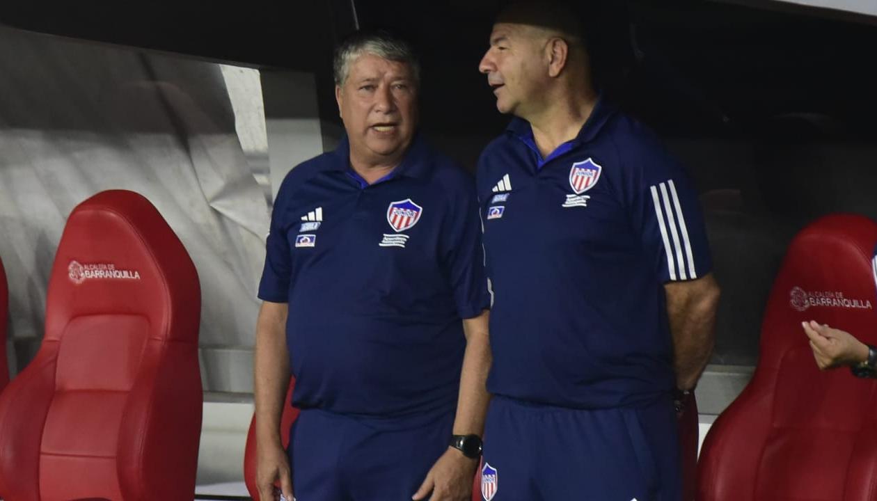 Hernán Darío Gómez con su asistente técnico Édgar 'Panzer' Carvajal. 