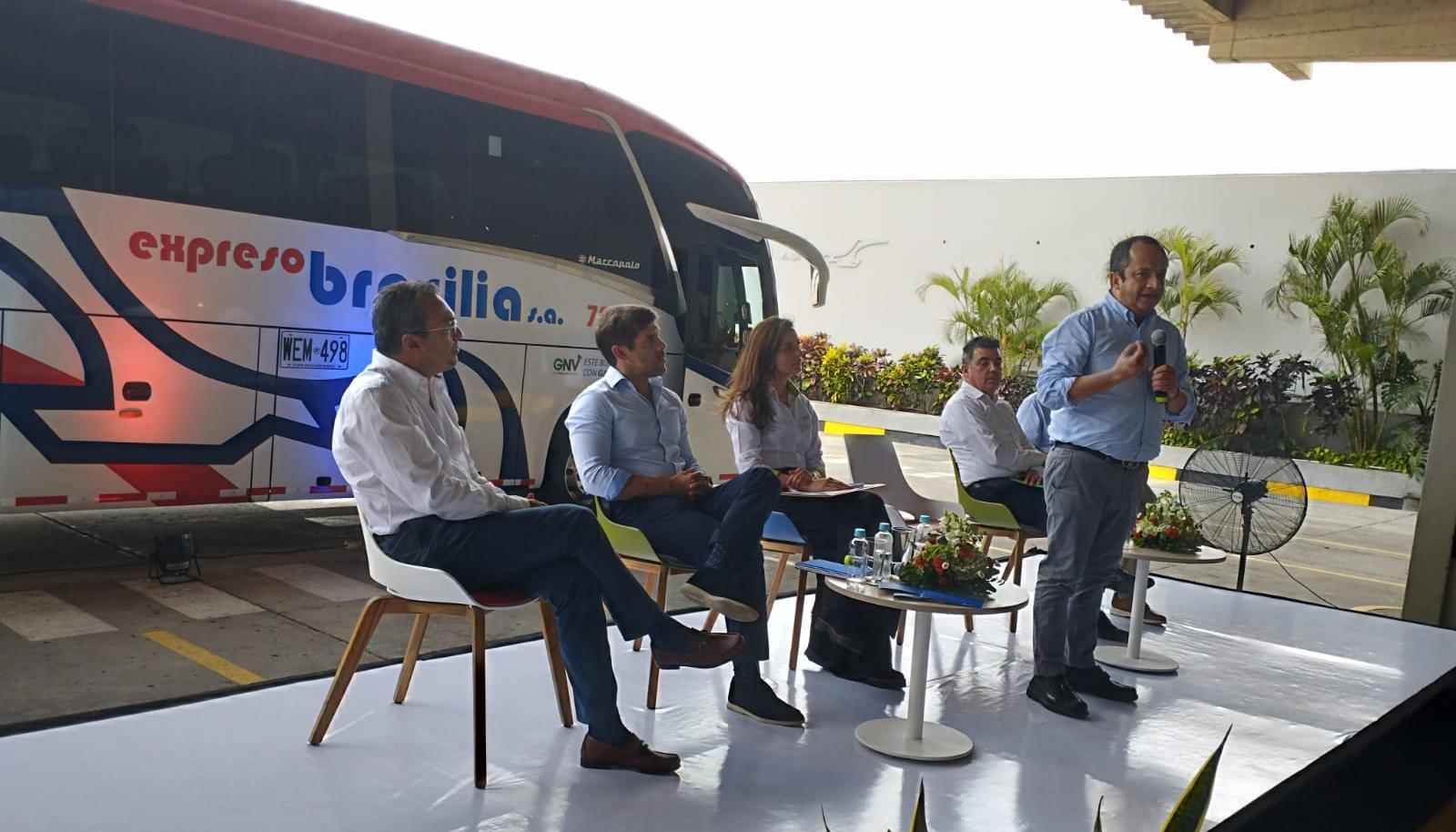 El viceministro de Transporte en la presentación de primer bus de transporte interdepartamental, 100 por ciento a gas