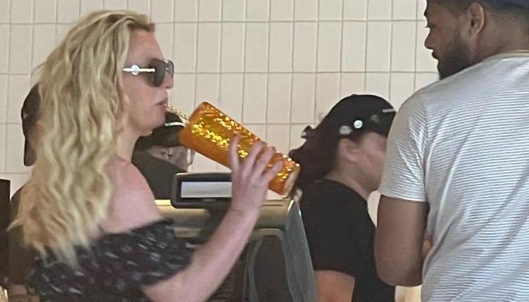 Britney Spears en una tienda de Starbucks en Dorado, en el norte de Puerto Rico.