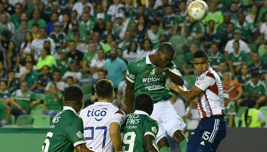 Ataque aéreo del Deportivo Cali a través de Germán Mera. 