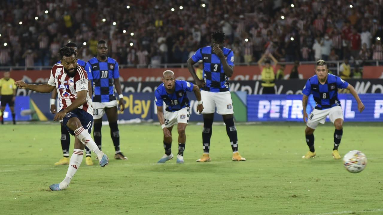 'Cariaco' González marcó, desde el punto penal, el gol del empate del Junior.