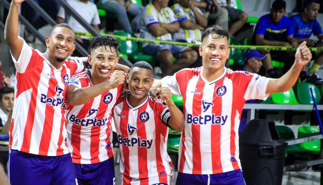 Jugadores de Independiente Barranquilla celebran uno de los goles ante Barranquilleros.
