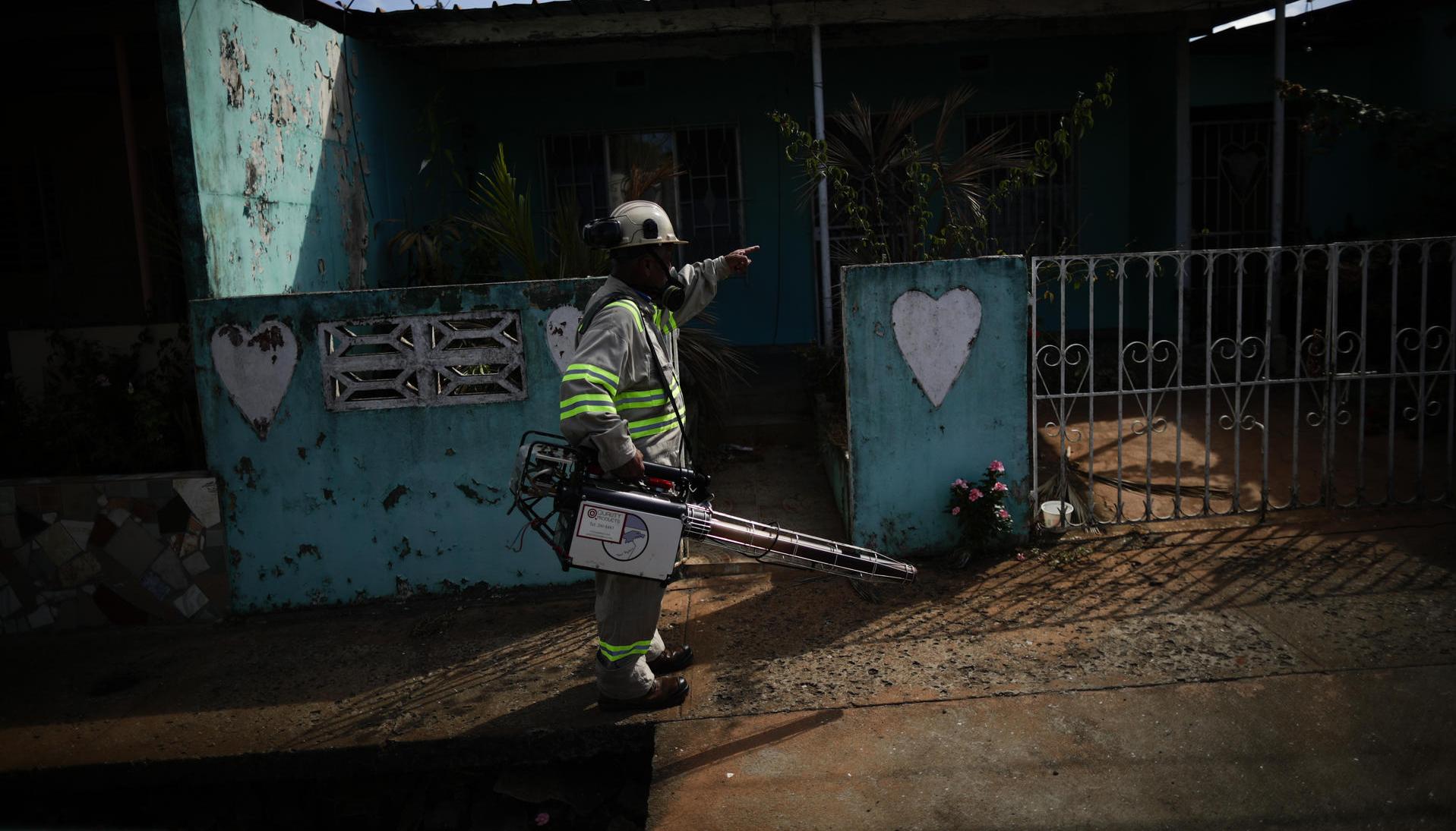 Personal de salud fumiga las calles del barrio San Antonio, en La Chorrera (Panamá)