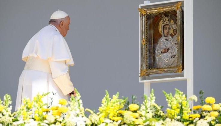 El Papa ora ante la Virgen María, Magna Domina en Budapest.